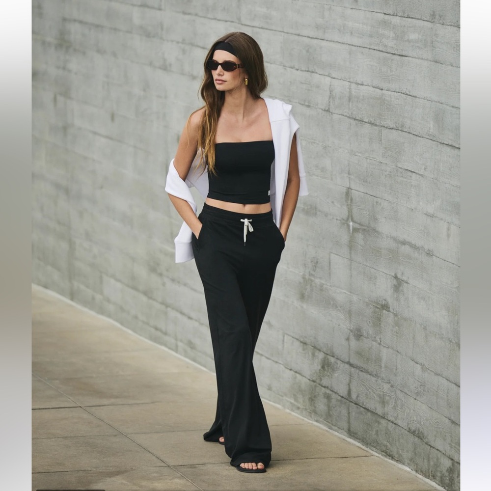*******SOLD********
Vuori Halo Essential Pants in charcoal heather color